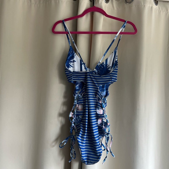REVERSIBLE coconut tree pattern/striped bathing suit. Like new - Picture 3 of 6